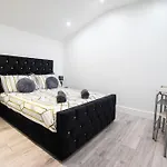 Weekly & Monthly Stay - Beautiful 2 Bed House With Free Parking - Relocation, Business & Group - 5 Guests - By Den Accommodation Short Lets & Serviced Accommodation, Woolwich
