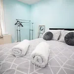 Weekly & Monthly Stay - Beautiful 2 Bed House With Free Parking - Relocation, Business & Group - 5 Guests - By Den Accommodation Short Lets & Serviced Accommodation, Woolwich